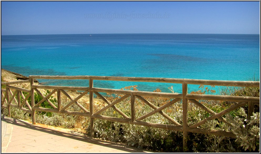 Fotoschule_Mallorca_008.jpg - Cala Mesquida im Nordosten liegt an einer kleinen sandigen Bucht und ist recht überschaubar. Ein paar niedrige Hotels passen sich hier gut der Landschaft an, ansonsten gehts hier recht beschaulich zu. Ich glaube, wer nicht von morgens bis abends am Strand bruzzeln will, braucht hier dringendst ein Auto. Man ist doch recht weit weg von allem.