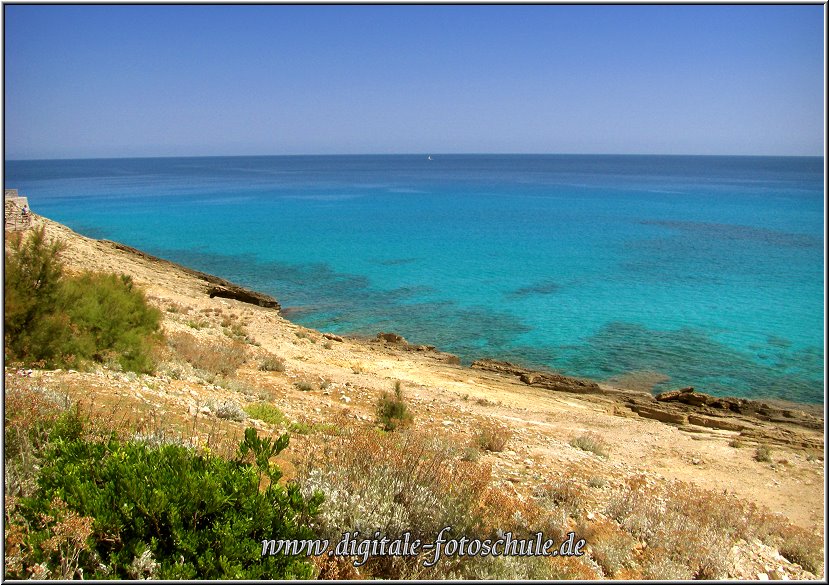 Fotoschule_Mallorca_009.jpg - Cala Mesquida im Nordosten liegt an einer kleinen sandigen Bucht und ist recht überschaubar. Cala Mesquida. Ein paar niedrige Hotels passen sich hier gut der Landschaft an, ansonsten gehts hier recht beschaulich zu. Ich glaube, wer nicht von morgens bis abends am Strand bruzzeln will, braucht hier dringendst ein Auto. Man ist doch recht weit weg von allem.