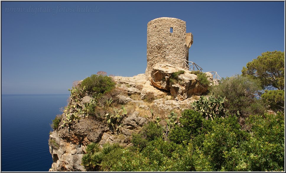 Fotoschule_Mallorca_039.jpg - Nahe Banyalbufar im Westen der Insel an der wunderschönen Steilküste. Die Panoramastrasse entlang der Küste bis Andratx ist wunderschön und ein echter Tipp für Cabriofahrer.