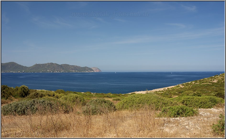 Fotoschule_Mallorca_062.jpg - An der Festung Castell de n´Amer, Aussicht von dem Ranch- Restaurant in die Bucht von Cala Millor