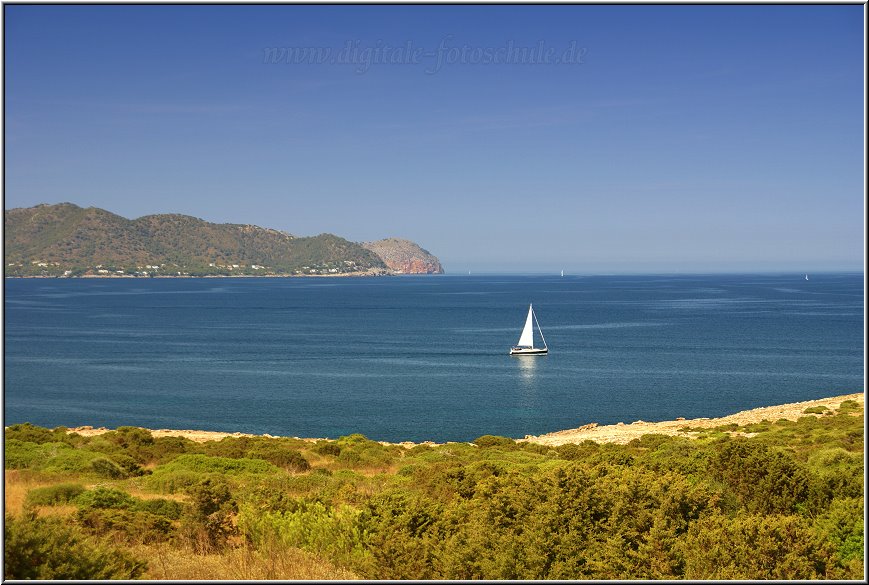 Fotoschule_Mallorca_067.jpg - An der Festung Castell de n´Amer, Aussicht von dem Ranch- Restaurant in die Bucht von Cala Millor