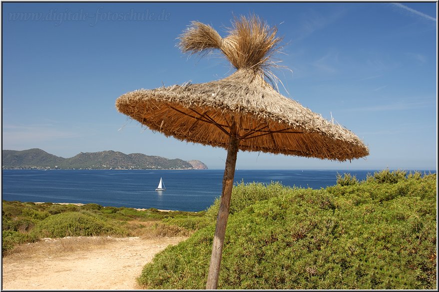 Fotoschule_Mallorca_068.jpg - An der Festung Castell de n´Amer, Aussicht von dem Ranch- Restaurant in die Bucht von Cala Millor