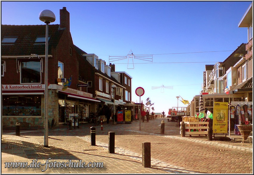 Egmond_2009_1.jpg - Dieses Foto entstand im März 2009 mit einem Fotohandy (leider hatte ich gerade nichts anderes dabei), aber wer hier schonmal war, dürfte das Flair des Örtchens förmlich spüren, das Meer rauschen hören und den Duft des nahen Meeres in der Nase riechen können....