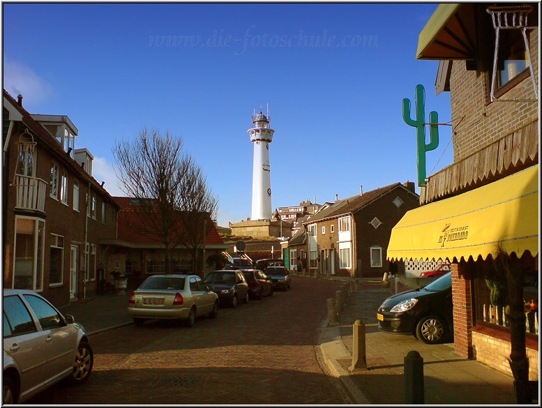 Egmond_2009_2.jpg - Auch im Jahre 2009 ist dat Wappen van Egmond immer noch DER typischste Punkt des Ortes.