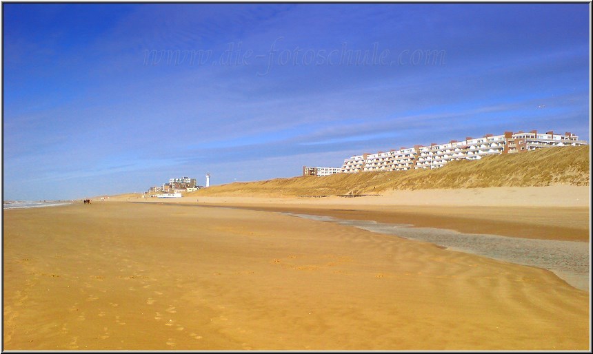 Egmond_Strand_2009_4.jpg - Die Skyline von Egmond aan Zee, Standpunkt Strand Süd. Und Anfang März ist es zwar noch nicht richtig warm, aber noch schön leer hier. Das Paradies für Lenkdrachenflieger übrigens.