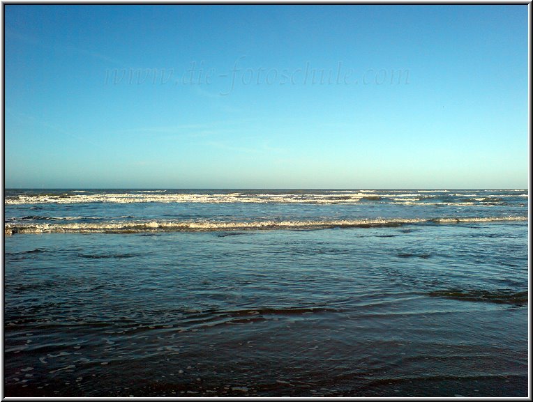 Egmond_fotoschule_14.jpg - Mal aufgewühlt, mal ruhig, aber doch meistens rau präsentiert sich die Nordsee. Bei herrlichem Sonnenschein zieht es Dich sicher nicht mehr in den Süden, denn was soll es da noch Schöneres geben...?