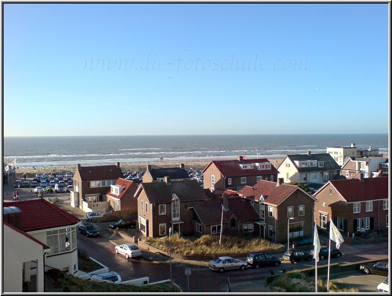 Egmond_fotoschule_17.jpg - Einen schönen Ausblick hat man vom Hotel Zuiderduin auf´s Meer. Es liegt etwas zurück auf einem Dünengürtel und fällt somit nicht ganz so häßlich auf, wenn man vom Strand in Richtung Ort schaut.