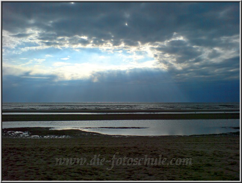 Egmond_fotoschule_2.jpg - Häufig ziehen bedrohliche Wolkenfelder heran, die sich aber meistens erst im Hinterland entleeren. Ich habe es schon oft erlebt, dass es in Heiloo Bindfäden goss und in Egmond die Sonne schien (keine 10km Entfernung).