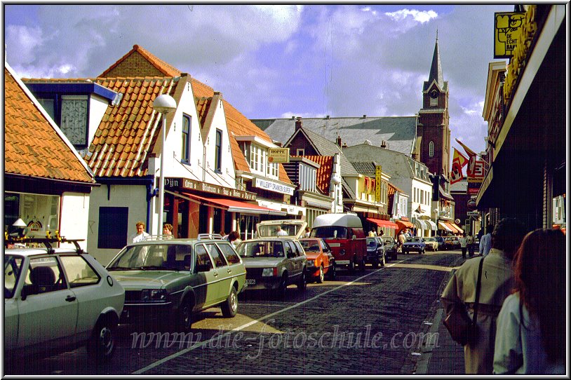 Egmond_fotoschule_29.jpg - Die kleine Fußgängerzone lädt zum Bummeln und Flanieren ein. Besonders schön ist, daß die Fußgängerzone direkt am Strand endet und man direkt ans Meer gehen kann. Das macht Egmond aan Zee zu so einem besonderen Ort, denn viele andere Orte an der Nordseeküste liegen hinter einem großen Dünenwall.