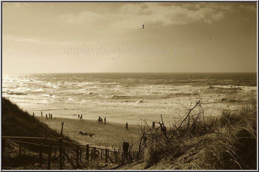 Egmond_fotoschule_33.jpg - Der Südstrand im Frühjahr, am Blechotto nachträglich sepiafarben coloriert.