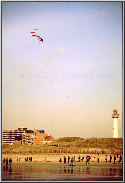 Egmond_fotoschule_36.jpg - Egmond ist ein Paradies für alle Fans des Lenkdrachenfluges. Der breite Strand bietet genug Platz in Ruhe seine Kunstwerke einzustudieren. Schau doch mal in meinem Kite-Corner rein, da kannst Du allerhand rund um das Thema Drachen finden.