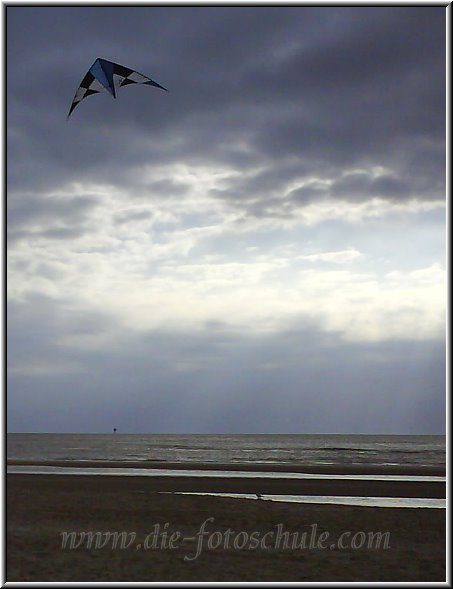Egmond_fotoschule_5_kite_2.jpg - Egmond ist ein Paradies für alle Fans des Lenkdrachenfluges. Der breite Strand bietet genug Platz in Ruhe seine Kunstwerke einzustudieren. Schau doch mal in meinem Kite-Corner rein, da kannst Du allerhand rund um das Thema Drachen finden.