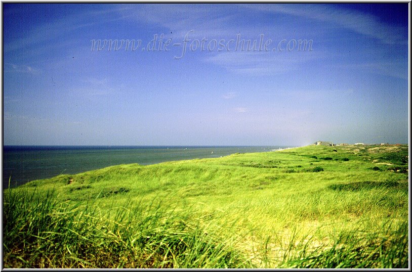 Egmond_fotoschule_8.jpg - Auf Diafilm mit Polfilter fotografiert. Die nicht enden wollende Dünenlandschaft nördlich und südlich von Egmond aan Zee. Bei warmen Sonnenschein findet man hier ruhige, windstille und ungestörte Flecken, um in Ruhe zu relaxen  :-))