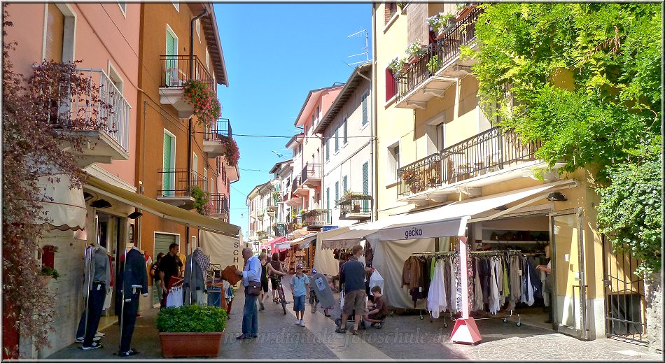 Bardolino_001.jpg - Anders als in Lazise, ist die Altstadt Bardolinos recht offen gebaut (also keine umrahmenden Stadtmauern), hat eine lange Uferpromenade und breite Gassen mit zahlreichen Geschäften. Abends ist hier Hans Dampf in allen Gassen, viele Läden haben bis Mitternacht geöffnet und schöne Restaurants, Bars und Discos ziehen Nachtschwärmer der ganzen Umgebung an.