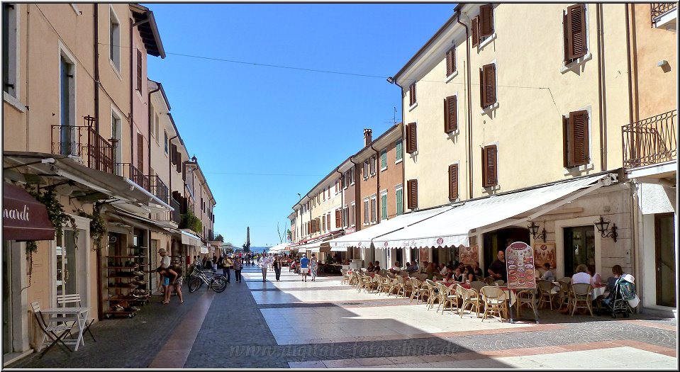 Bardolino_006.jpg - Anders als in Lazise, ist die Altstadt Bardolinos recht offen gebaut (also keine umrahmenden Stadtmauern), hat eine lange Uferpromenade und breite Gassen mit zahlreichen Geschäften. Abends ist hier Hans Dampf in allen Gassen, viele Läden haben bis Mitternacht geöffnet und schöne Restaurants, Bars und Discos ziehen Nachtschwärmer der ganzen Umgebung an.