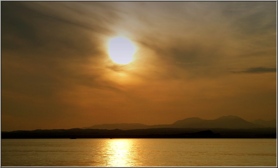 Bardolino_015.jpg - Besonders gegen Nachmittag steht die Sonne perfekt und taucht die Hafenpromenaden in ein warmes Licht. Wenn Du auch so gerne Sonnenuntergänge fotografierst, wie ich, dann stehst Du hier genau auf der richtigen Seite des Sees. Glutrot geht die Sonne auf der anderen Seeseite unter und die darauf folgenden Blauen Stunden hier am See sind in ihrer Intensität für mich bisher einzigartig. Die Bergkulissen, der See, der Himmel und die herrliche Beleuchtung der Gassen und Häuser im Dunkel der Nacht.....