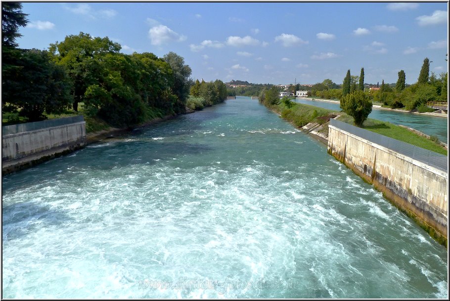 Borghetto_000.jpg - Auf dem Radweg entlang des Mincio, der hier richtig Schwung drauf hat. An einigen Staustufen rauscht das Wasser mit kräftiger Gischt hindurch.