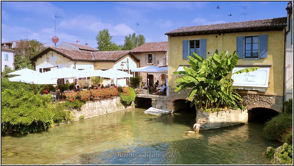 Borghetto_001.jpg - Borghetto ist ein kleiner uralter Ort und ein echtes Juwel, mit Worten kaum zu beschreiben. Borghetto liegt unterhalb eines halb verfallenen Scaliger-Kastells und gehört zu Valeggio sul Mincio.