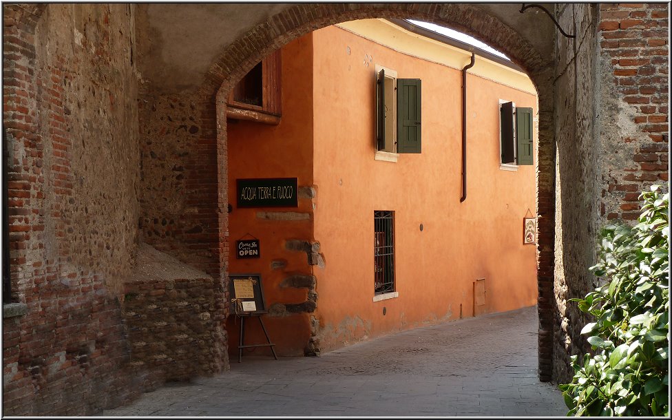 Borghetto_011.jpg - Eine schmale Straße führt zwischen den Häusern entlang in Richtung Fluß. Mir kommt es so vor, als sei die Zeit stehengeblieben und Borghetto einem Bilderbuch entsprungen...