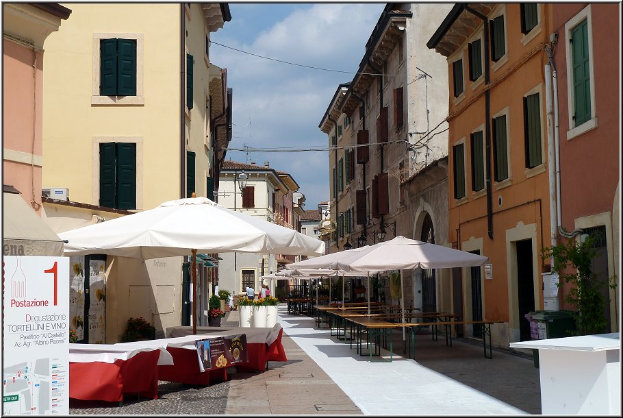 Borghetto_Valeggio_001.jpg - Wir waren tagsüber in Valeggio, als sich das Dorf im romantischen Mühlenviertel gerade herausputzte, um alles für das abendliche Fest vorzubereiten.