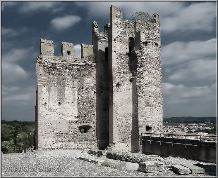 Borghetto_Valeggio_004.jpg - Valeggio: auch zu dem Scaliger-Kastell haben wir uns in der Hitze des Mittags hochgeschleppt. Die Aussicht ist klasse, das Kastell allerdings verrottet.