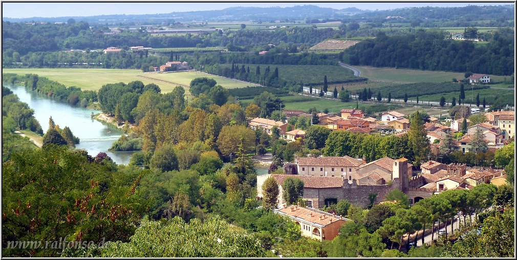 Borghetto_Valeggio_006.jpg - Valeggio, Scaliger-Kastell: Aussicht auf Borghetto unten rechts