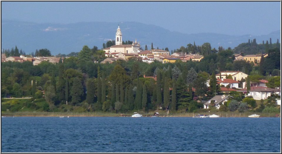 Castelnuovo_015.jpg - Blick vom See auf Castelnuovo
