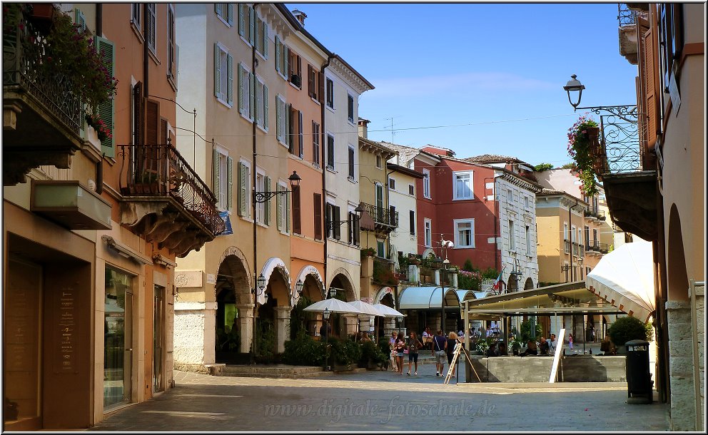 Desenzano_008.jpg - Desenzano ist die größte Stadt am See und weit weniger vom Tourismus dominiert als die Nachbarorte Sirmione oder z.B. Bardolino und Lazise. Rund um den Hafen und ebenso in der Altstadt bezeugen geschmackvoll restaurierte Handelshäuser die alte Tradition Desenzanos als eines der wichtigsten Handelszentren Oberitaliens.