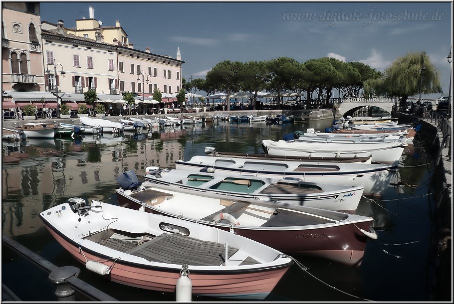 Desenzano_010.jpg - Viele edle Geschäfte, ein großer Yachthafen und die elegante Flaniermeile entlang des Sees sind Ausdruck des Wohlstandes der Stadt. Am Hafen unter den vielen schönen Pinien im parkähnlich angelegtem Bereich sieht man viel Jugendliche, ein Indiz für diverse höhere Schulen der Stadt. Desenzano ist aber auch ein attraktiver Einkaufsort und hat mit seinen vielen Bars und Diskotheken ein buntes Nachtleben zu bieten.