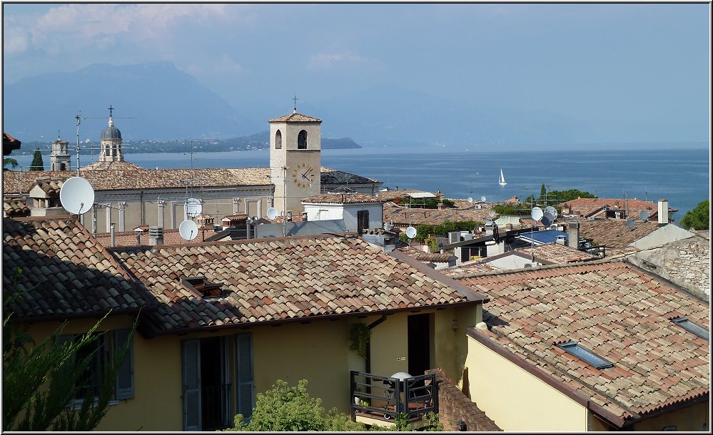 Desenzano_021.jpg - Wir sind hinauf gestiegen zur Burg von Desenzano. Sie war leider verschlossen, aber der Blick über die Dächer von Desenzano auf den blauen Gardasee hat sich sehr gelohnt. Auch die kleinen Gassen, die hier um das Kastell liegen, versprühen ein ursprüngliches Bella Italia. Touristen sieht man hier komischerweise kaum welche. Vermutlich mag man in Desenzano nicht bergauf laufen...