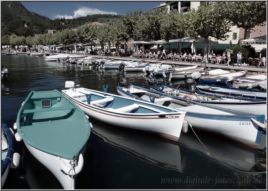 Garda_004.jpg - Am Hafen von Garda. Im Hintergrund rechts erkennst Du die nicht enden wollende Kette von Promenadenrestaurants