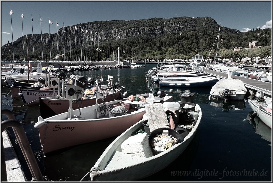 Garda_005.jpg - Garda, am Gardasee, der Ort, der dem See den Namen schenkteIn Garda wird’s langsam hügeliger.Als nächster Ort hinter Bardolino (wenn man mal die Wanderlinie Peschiera – Lazise – Bardolino – Garda nimmt) liegt Garda von Hügeln umgeben inmitten einer üppig grünen Bucht (mit schöner mediterraner Vegetation aus Zypressen, Olivenbäumen, Myrthe und Oleander, ganz so, wie man sich das Bella Italia vorstellt).