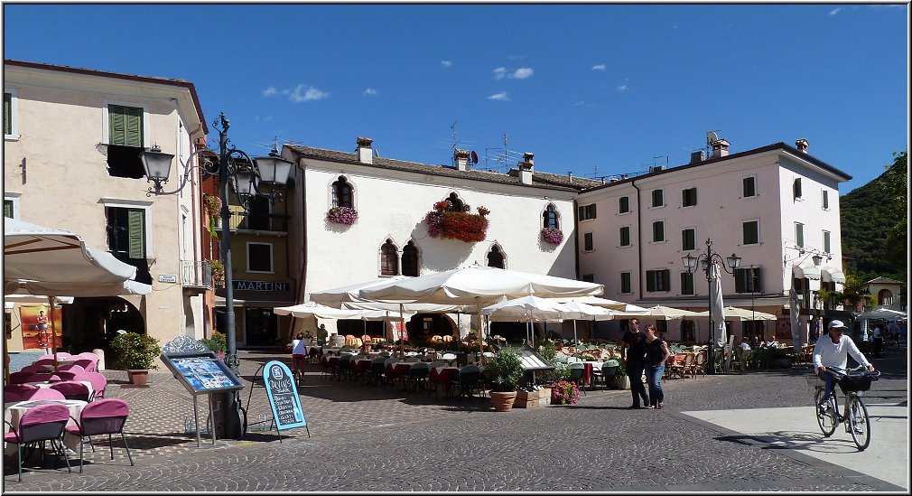 Garda_009.jpg - Venezianische Paläste, ein verwinkelter Altstadtkern und eine herrliche Uferpromenade ergeben ein rundum geschlossenes und stimmungsvolles Gesamtbild. Auch Garda hat eine richtig schöne und ziemlich lange Uferpromenade und logischerweise auch zahllose Restaurants, Eisdielen und Cafes.