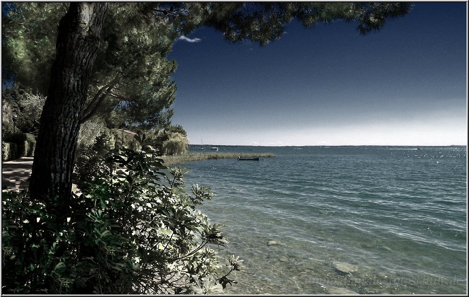 Garda_010_a.jpg - Nördlich des Ortes geht’s dann am Strand entlang weiter bis zur eindrucksvollen Landzunge Punta San Viglio. Ich habe sie nur aus der Ferne von Garda aus gesehen, denn unsere Radtour wendet hier, es geht zurück nach Peschiera.