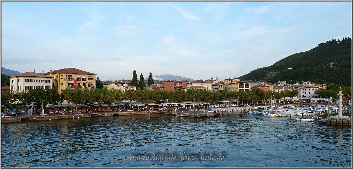 Garda_019.jpg - Blick vom Schiff auf die Flaniermeile Gardas