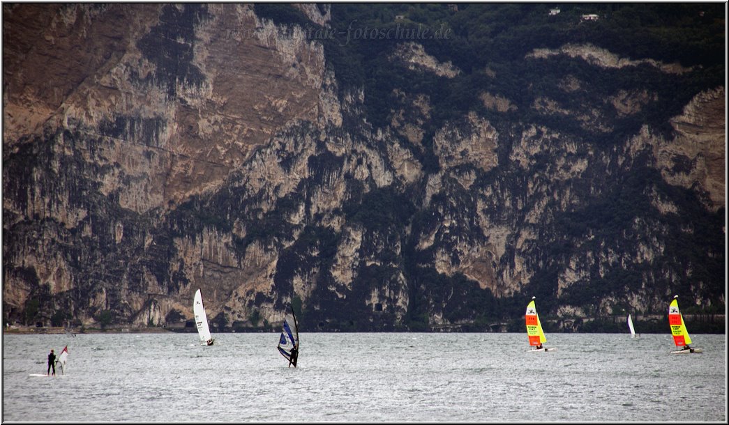 Gardesana_010.jpg - Auf der Gardesana, Surfer bei Malcesine.