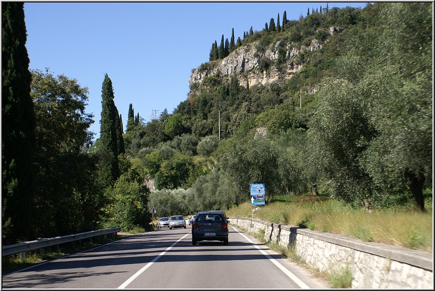 Gardesana_024.jpg - Das typische Strassenbild der Gardesana, hier nahe Garda