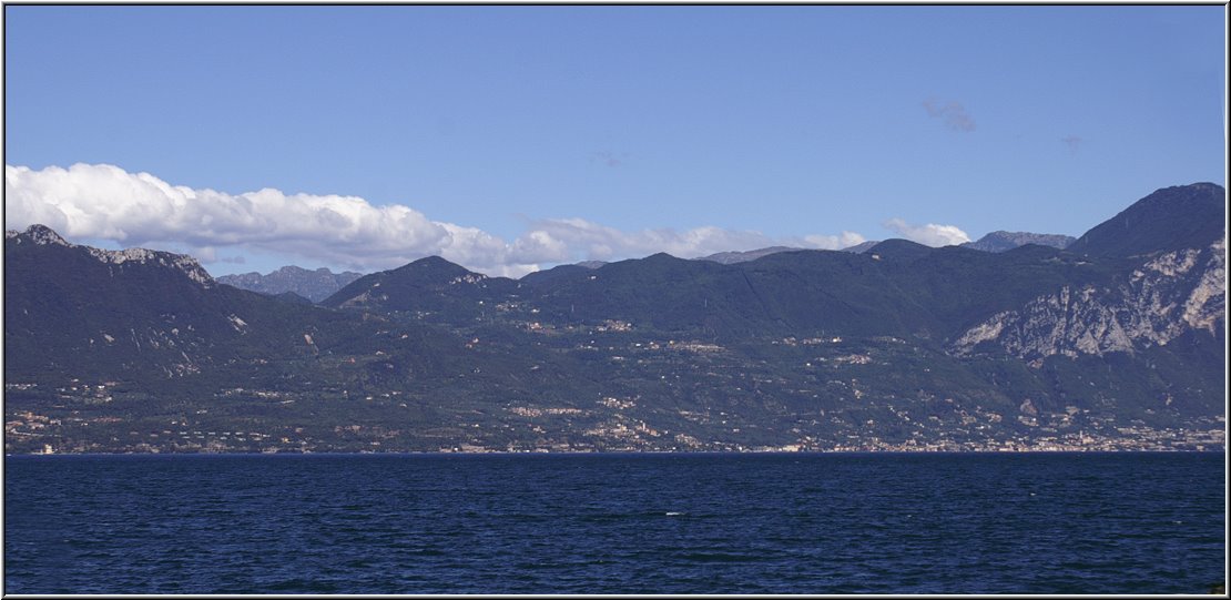 Gardesana_025.jpg - Kurz hinter Garda zeigt sich der Gardasee immer bergiger