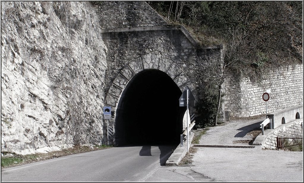 Gardesana_091.jpg - Manche Tunneleinfahrten wirken etwas beängstigend, Du donnerst direkt in ein schwarzes Loch hinein.