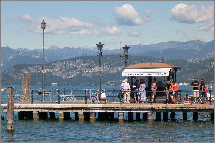 Lazise_001.jpg - Navigazione ist der gut organisierte Schiffsverkehr auf dem See. Die Schiffe sind, entgegen der Busse, super pünktlich.