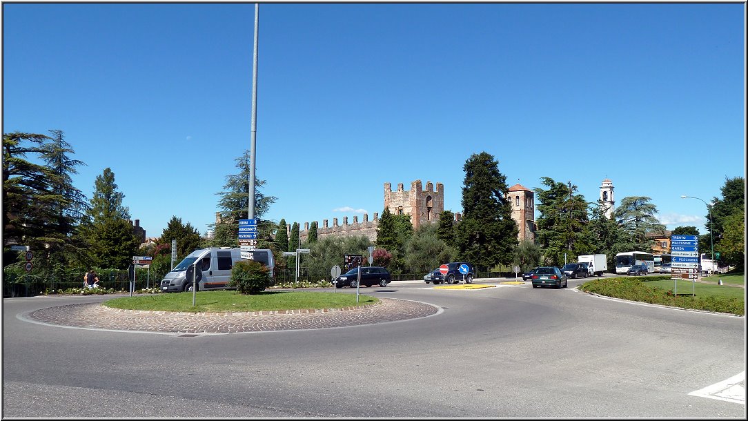 Lazise_004.jpg - Kreisverkehre gibts auch in Lazise genug, hier muß keiner jammern