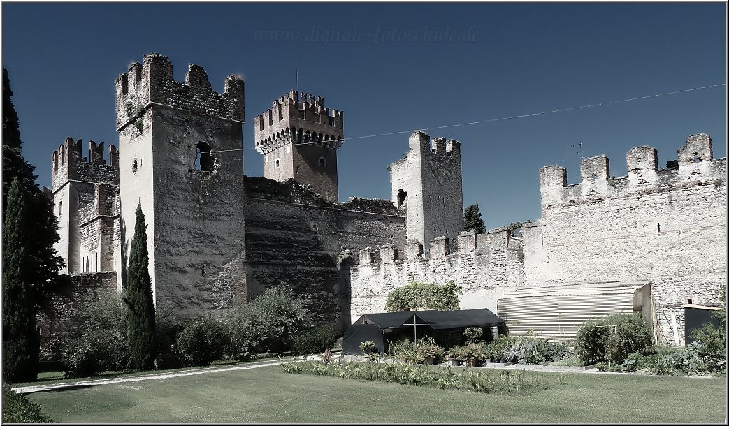 Lazise_005.jpg - In den bunten Häuserzeilen der Altstadt und des alten Ortskernes kommen „Shopper“, „Italien-Bummler“ und „Schlenderer“ ganz auf ihre Kosten. Und das nicht nur tagsüber, sondern auch abends werden in Lazise die Bordsteine nicht hochgeklappt. Außerhalb der Altstadt steht diese mächtige sechstürmige Burg in einem schönen Park, die Altstadt ist nur durch drei Tore der Stadtmauer zu erreichen.