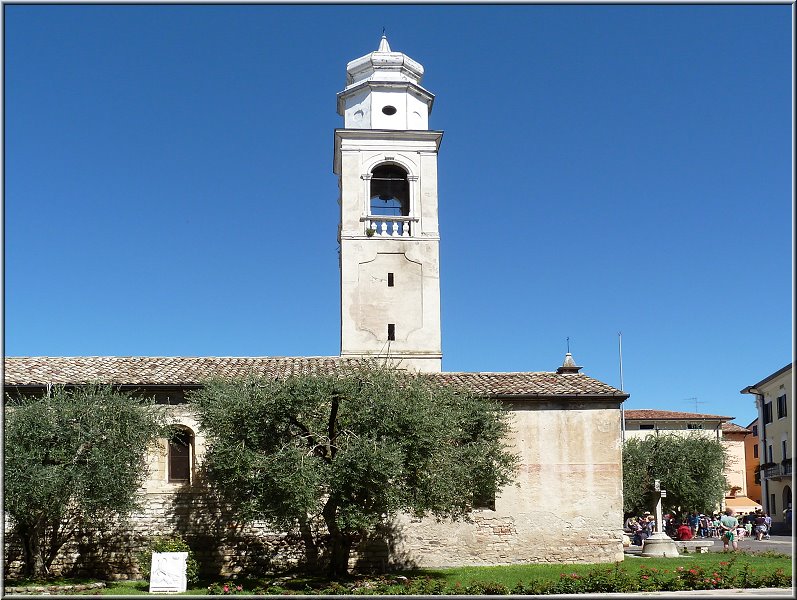 Lazise_008.jpg - Kirche im Kern von Lazise am Hafen