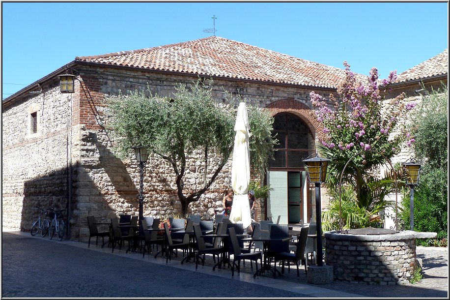 Lazise_009.jpg - Zahlreiche Cafes und Restaurants laden zum Faulenzen ein