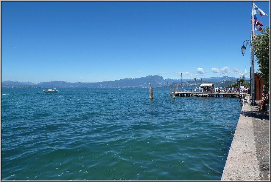 Lazise_011.jpg - Stehst Du in Lazise am Ufer, wirkt der Gardasee hier am breitesten. Das habe ich so nirgendwo anders empfunden. Hier sieht der blau schimmernde Gardasee aus, wie ein Meer. Mit ein bißchen Seegang wirkt er etwas, wie die Ostsee.