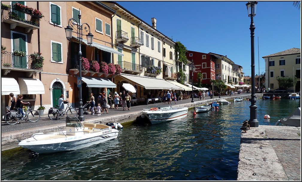 Lazise_014.jpg - Lazise gefällt mir besonders gut. Hier ist der perfekte Mix aus italienischem Flair, einer gewissen Freundlichkeit und einer gemütlich wirkenden Altstadt. Es ist nicht zu groß, nicht so voll wie Sirmione und die herrlichen Farben hier, die Liebe zum Detail an so vielen Stellen, hier spüre ich das Bella Italia!