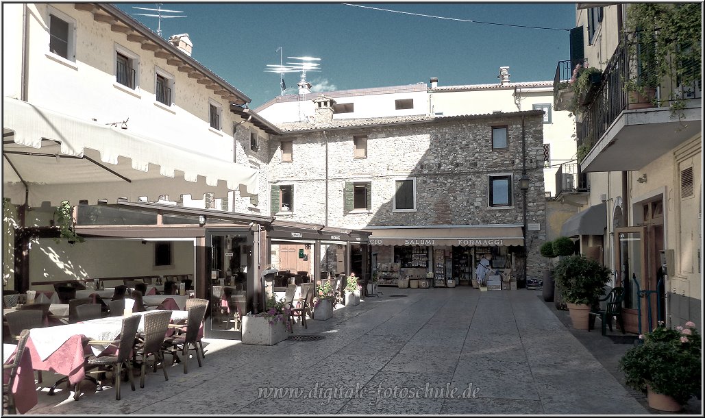 Lazise_027.jpg - Richtig alte urige Lebensmittelläden findest Du in Lazise auch noch. Ob die in Italien auch Tante Emma Laden heissen? Vielleicht >> all'angolo << ? Na, egal.