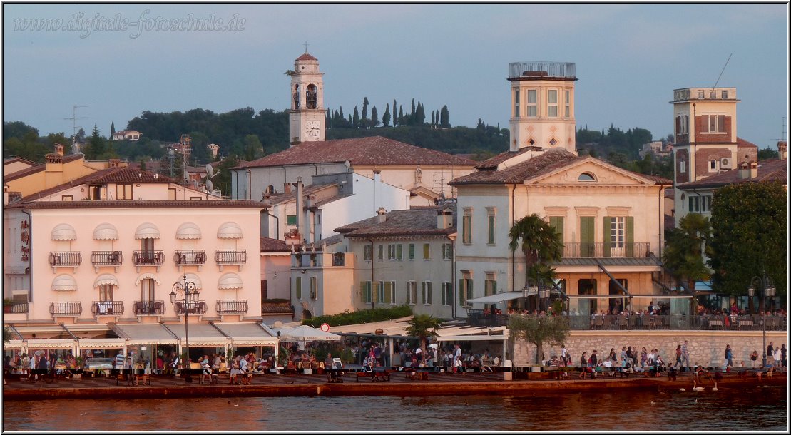 Lazise_031.jpg - Blick vom Schiff am Abend bei Sonnenuntergang auf Lazise