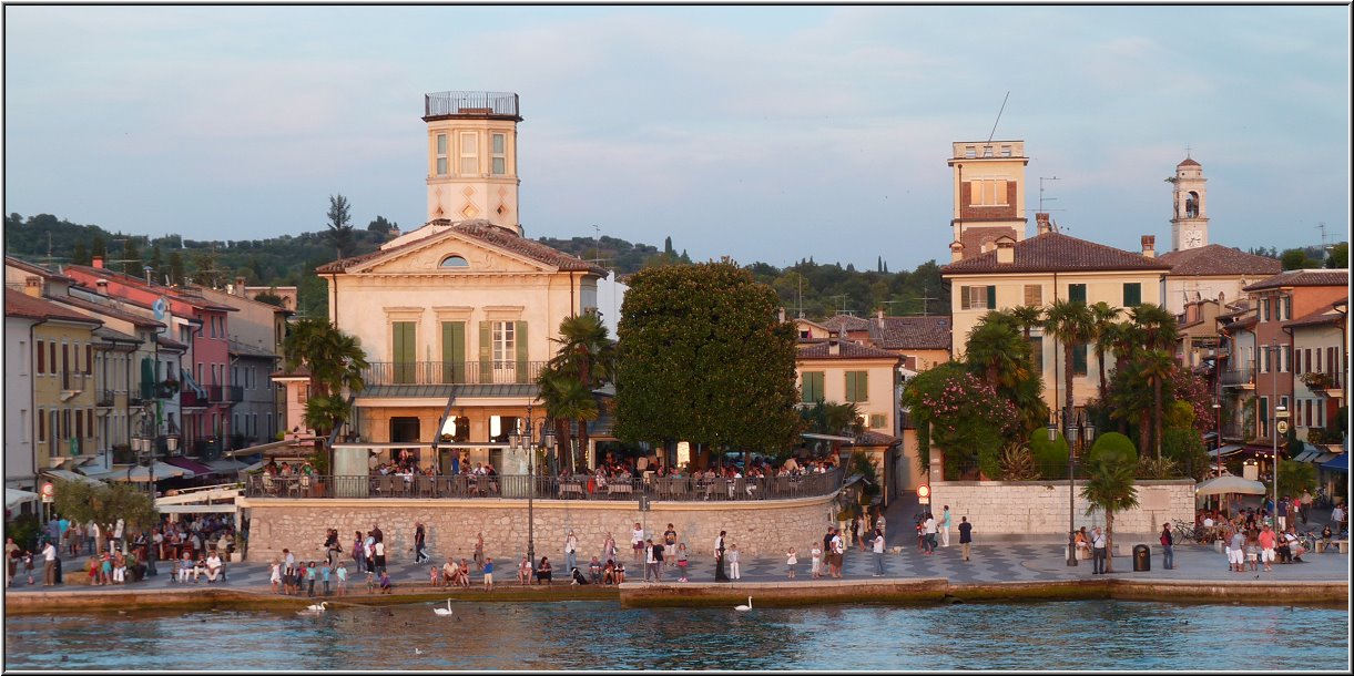 Lazise_032.jpg - Blick vom Schiff am Abend bei Sonnenuntergang auf Lazise