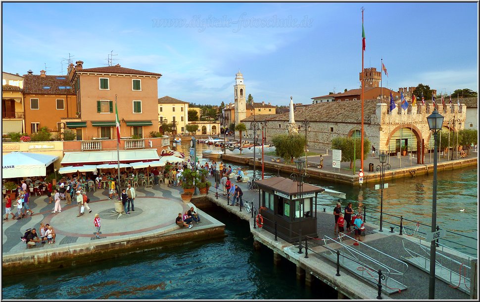 Lazise_034.jpg - Blick vom Schiff am Abend bei Sonnenuntergang auf den Hafen von Lazise